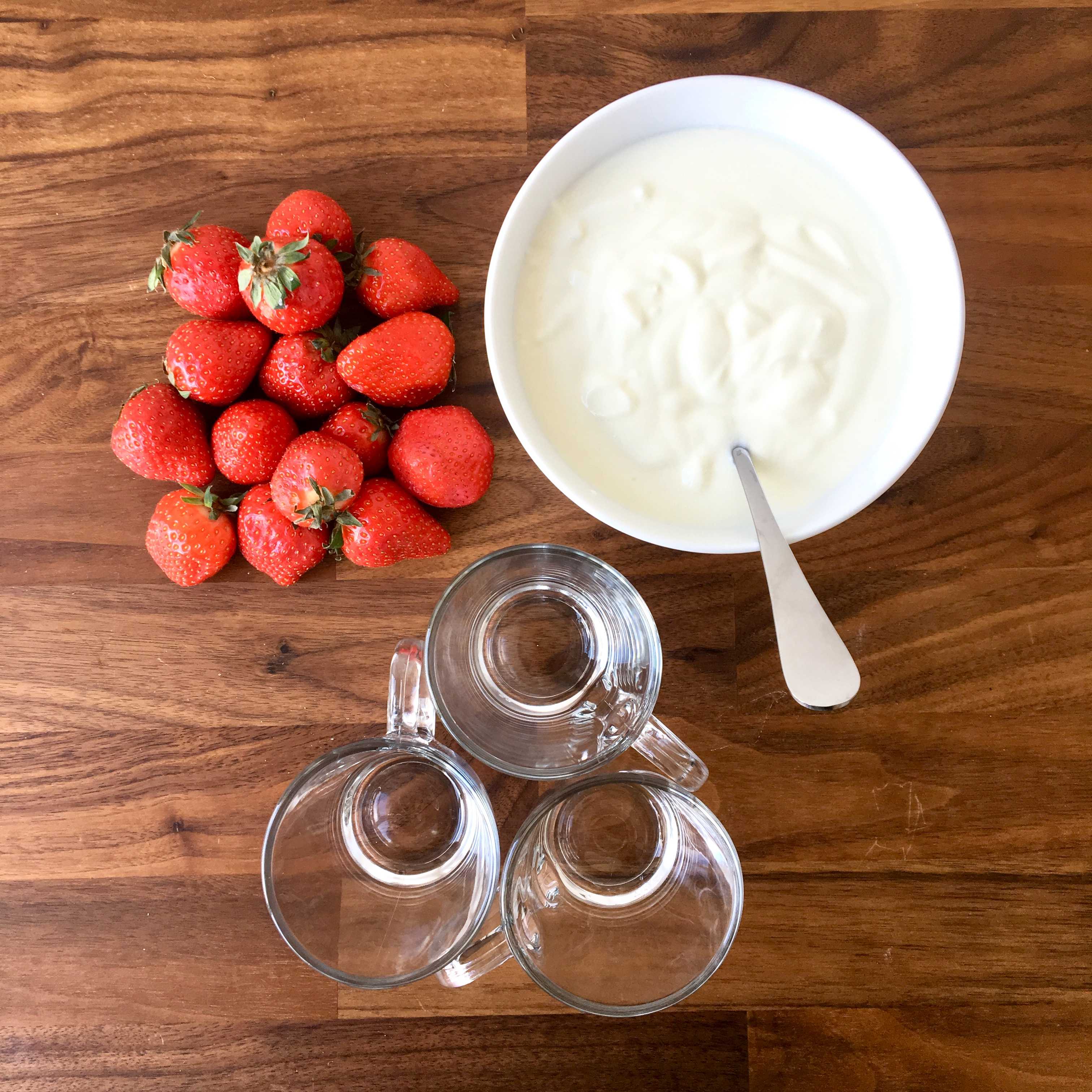 strawberry and yoghurt parfait