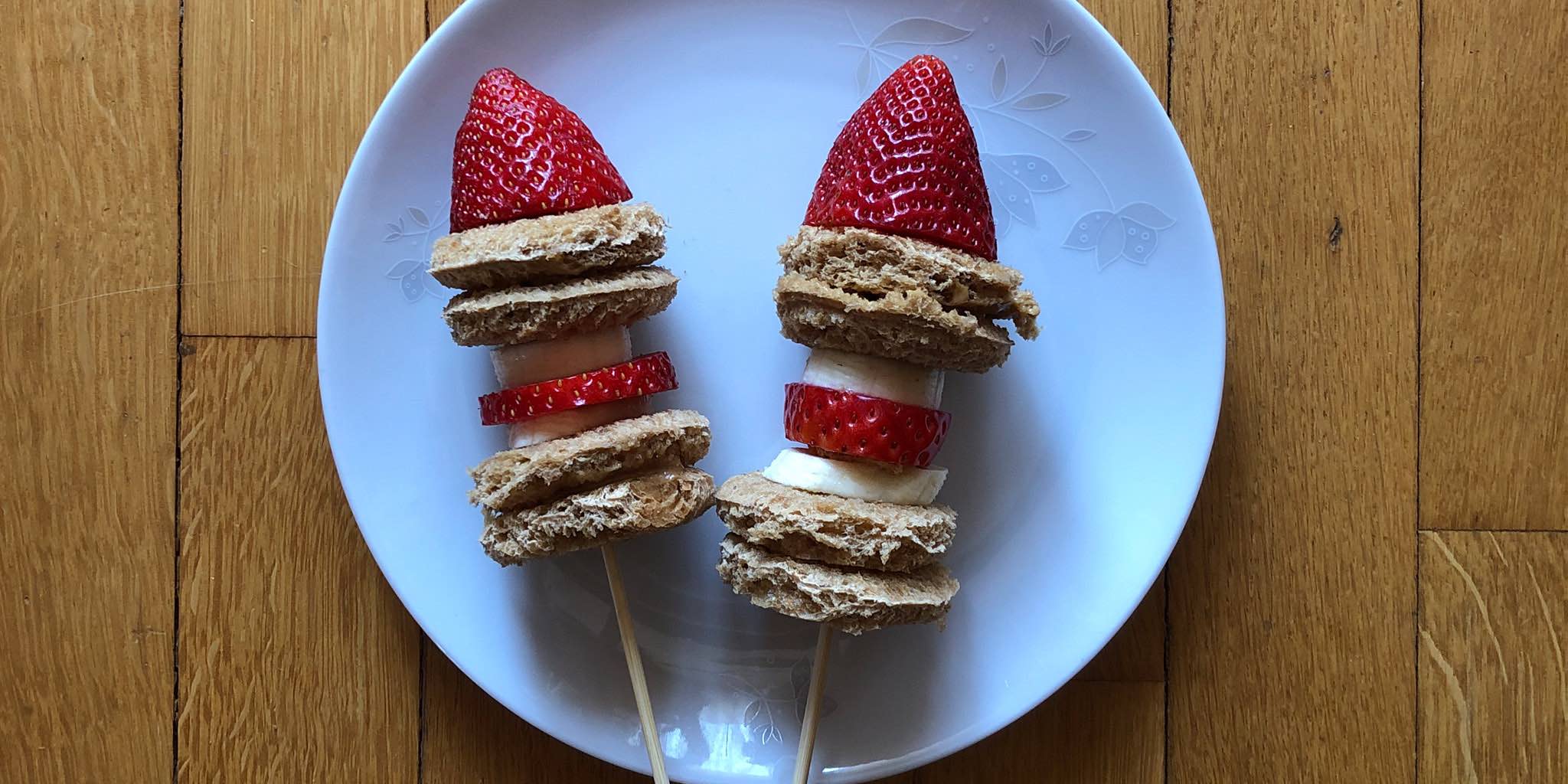 Gesunder Snack für Kinder: Obstspieße mit Erdnussbutter