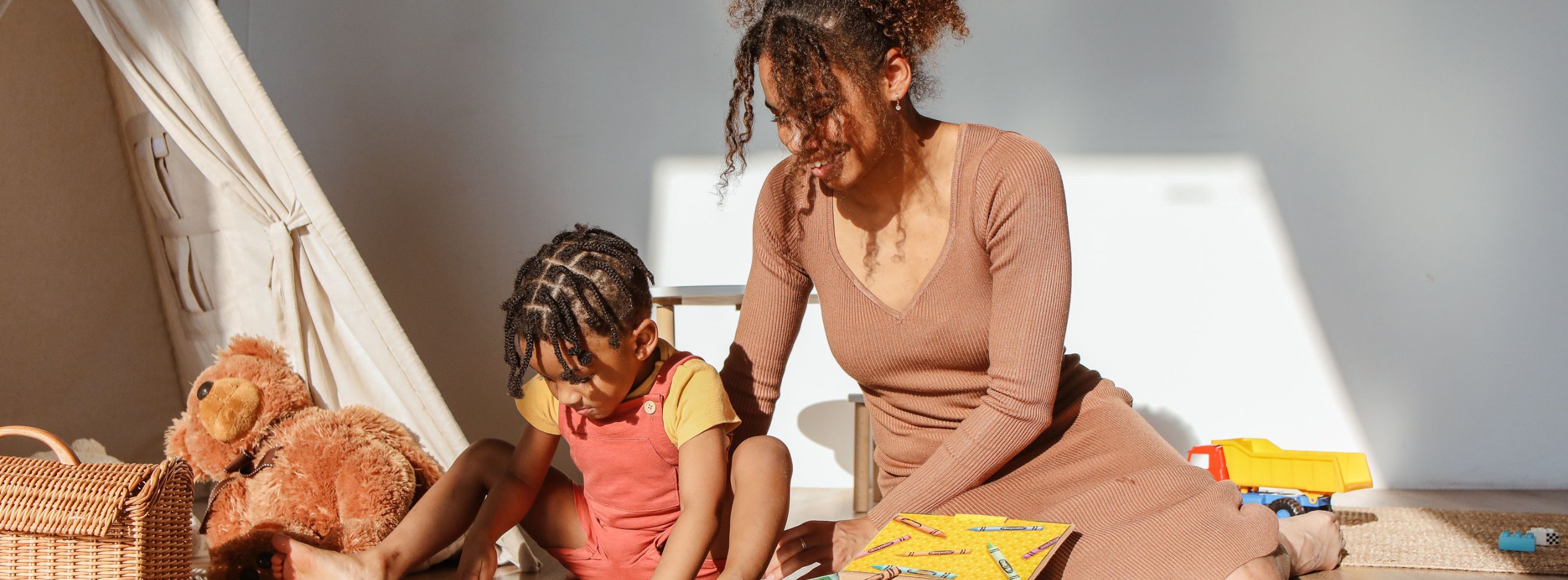 Cómo las niñeras cubren las brechas en el acceso al cuidado infantil