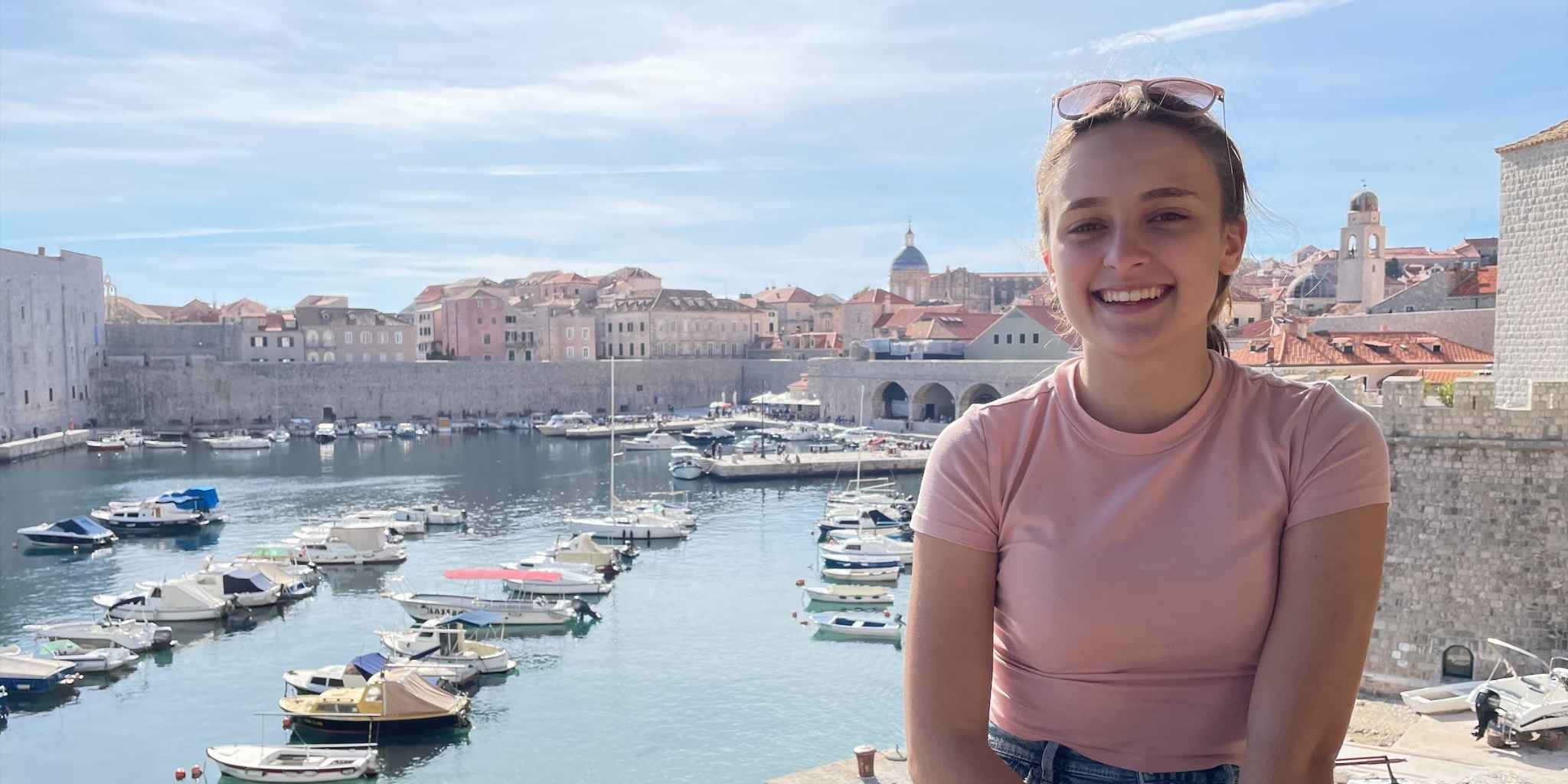 Conheça a Babá do Mês - Larissa