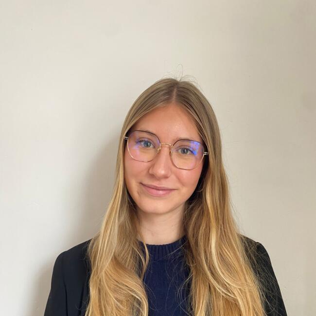 Babysitter in Cannes: Axelle