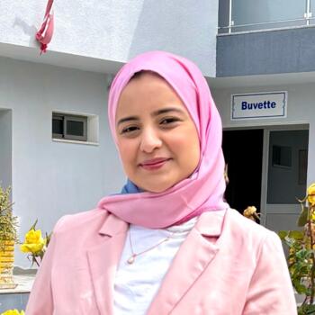 مربية أطفال في تونس: Ines