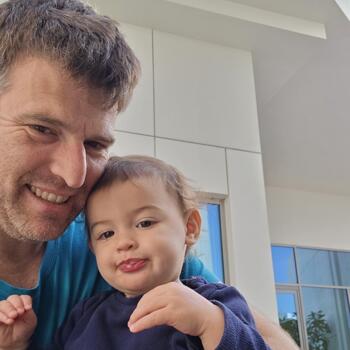 הורה בצרה: Hagai