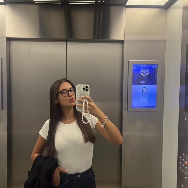 בייביסיטר ב- פתח תקווה: אביגיל