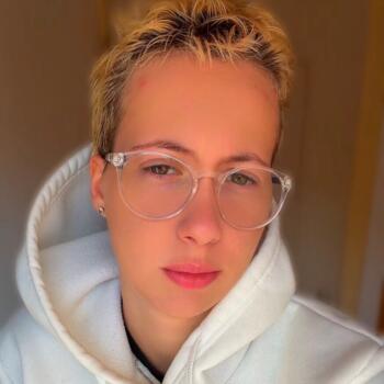 位于拉卢维耶尔的临时保姆: Ashley