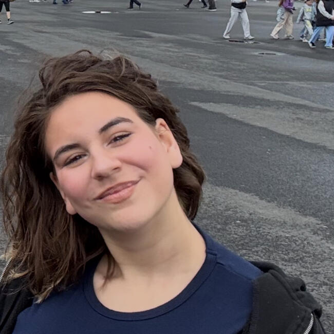 Babysitter in La Louvière: Lara