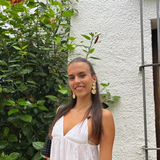 Babysitter in Vallirana: Paula