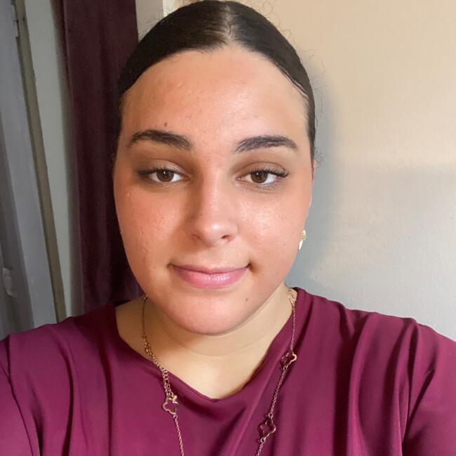 Babysitter in Paillet: Imène