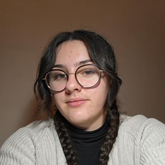 Babysitter in Saint-Antoine-lAbbaye: Caroline