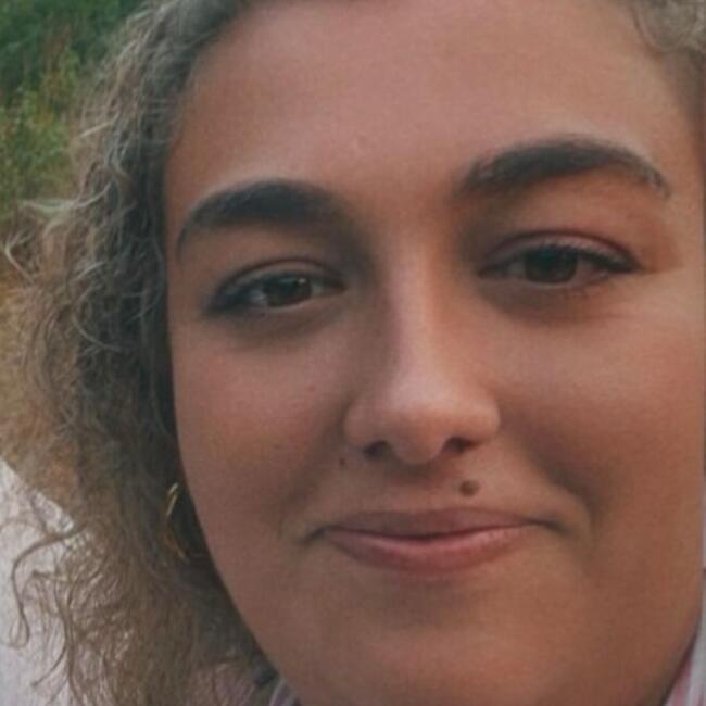 Babysitter in Saint-Médard-de-Guizières: Emilie