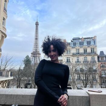 جليسة أطفال في Jazīrat Abū Z̧aby: Muna