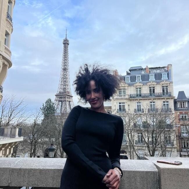 جليسة أطفال في Jazīrat Abū Z̧aby: Muna
