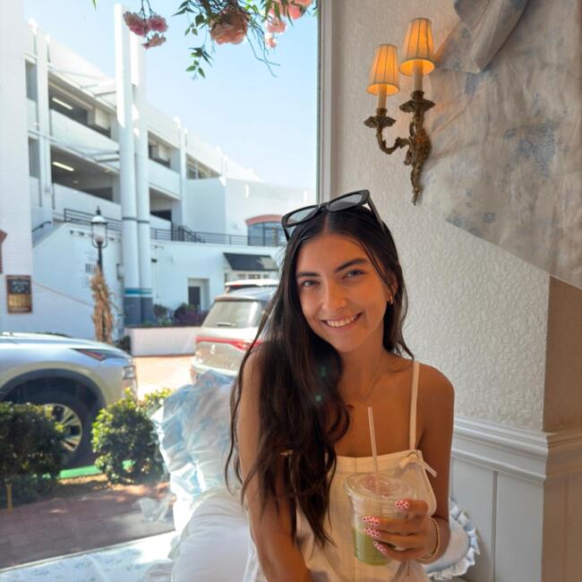 Babysitter in Malibu: Adelina