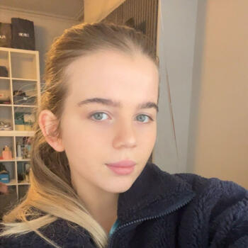 Babysitter in Prenton: Lily