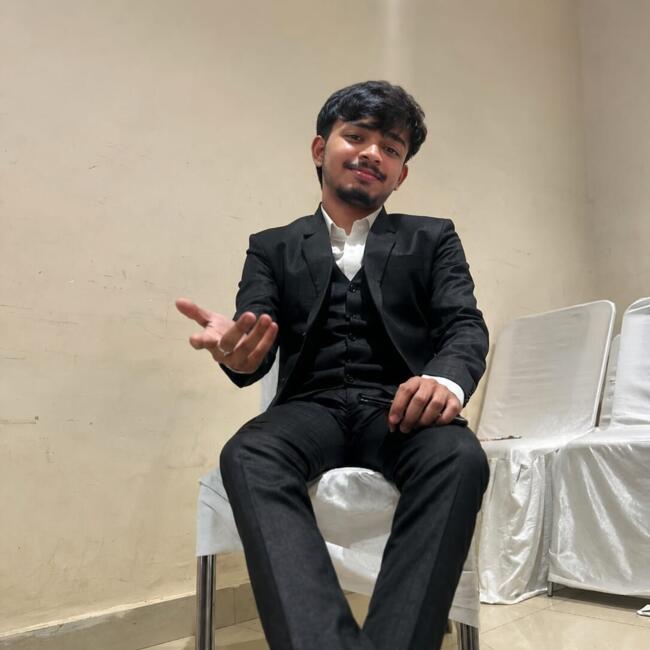 Karād में बेबीसिटर: Sumit