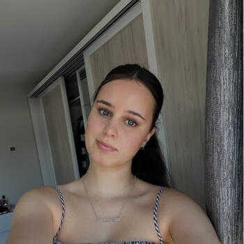 Babysitter in Dunedin: Ava