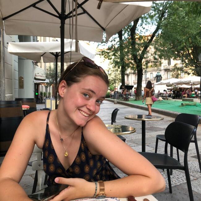 Babysitter in Paris: Julie