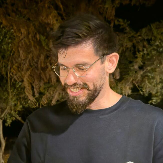 עבודת בייביסיטר ב- שדה נחמיה: רימון