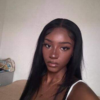 Babysitter in Paris: Hawa