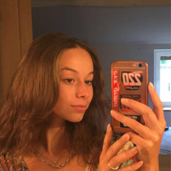 Babysitter in Saint-Étienne-des-Oullières: Eva