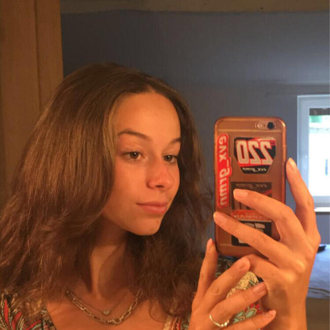 Babysitter in Saint-Étienne-des-Oullières: Eva