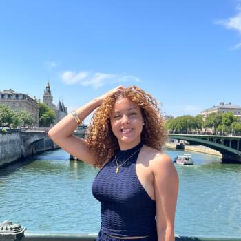 Babysitter in Saint-Jean-de-Braye: Shayna