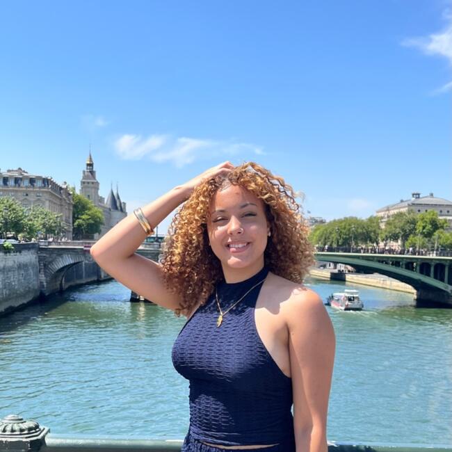 Babysitter in Saint-Jean-de-Braye: Shayna