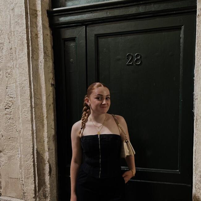Babysitter in Saint-Martin-de-Londres: Oceane