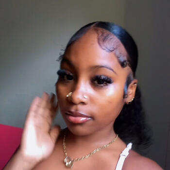 Babysitter in Amora: Brunette