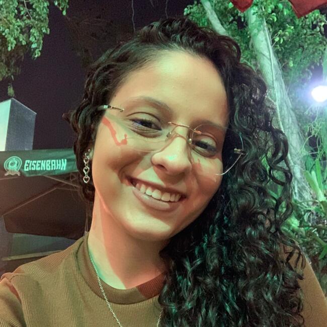 Babysitter in Praia Grande: Julia