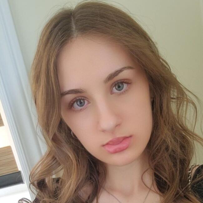 Babysitter in Maple (York): Julia
