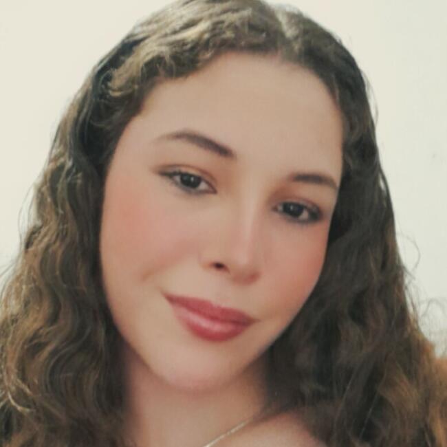 Babysitter in Conceição do Pará: Júlia