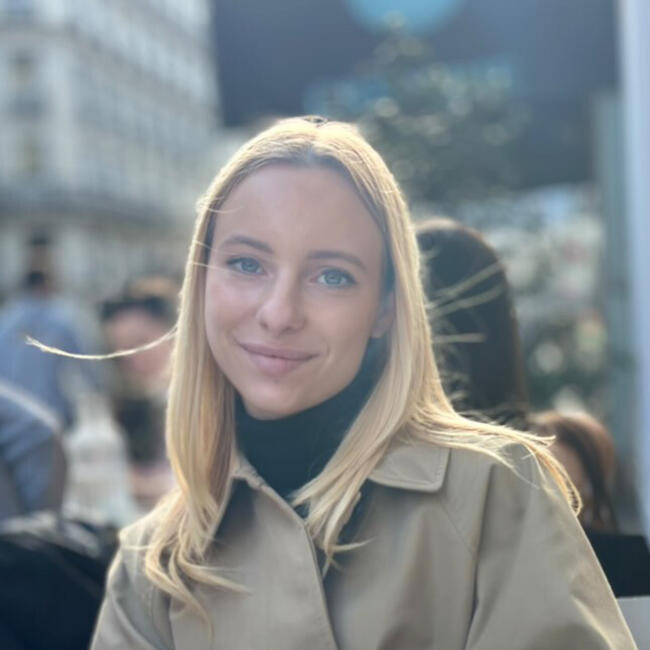 Babysitter in Paris: Camille