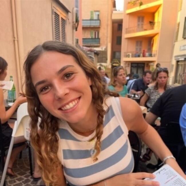 Babysitter in Cannes: Nina