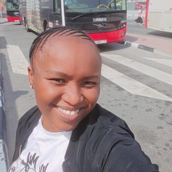 جليسة أطفال دبي: Prisca