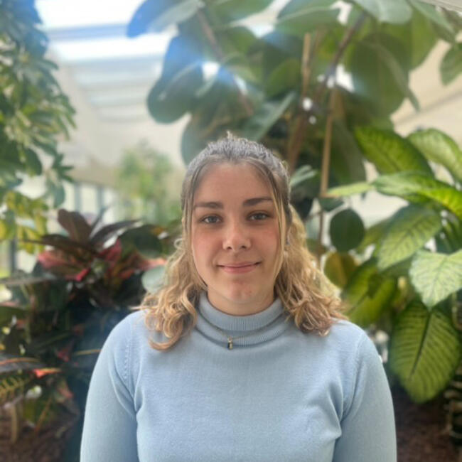 Babysitter in La Riche: Angèle