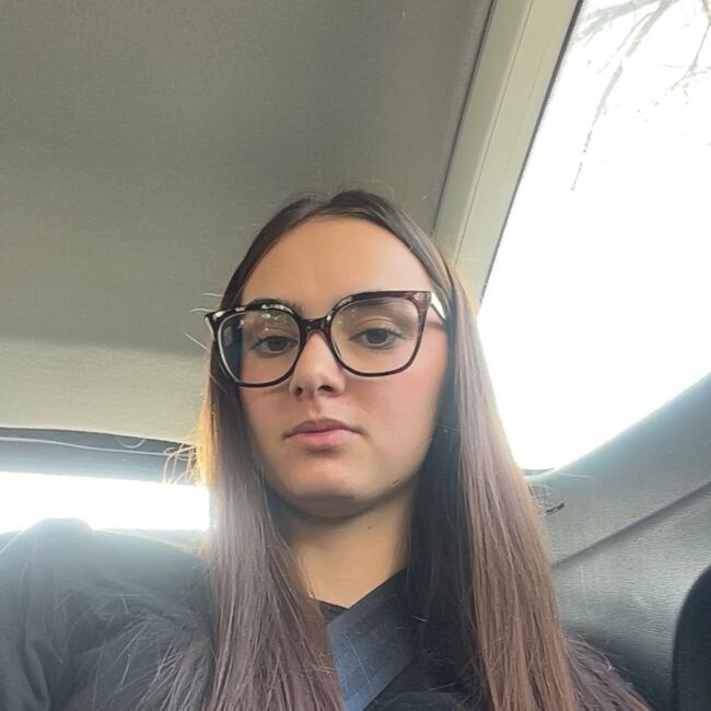 Babysitter in Saint-Méen-le-Grand: Thalia