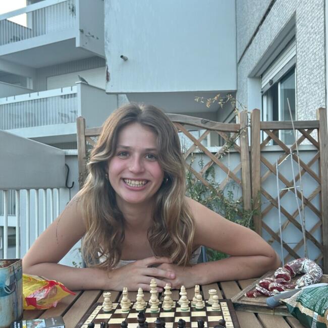 Babysitter in Bougival: Ella