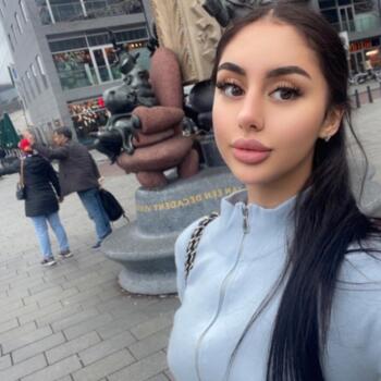 Babysitter in Forest: Rihab