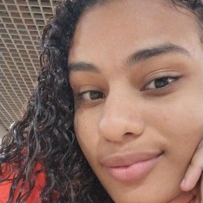 Babysitter in Salvador: Nicole