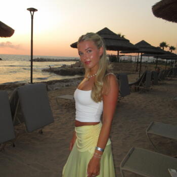 Babysitter in Swansea: Ella