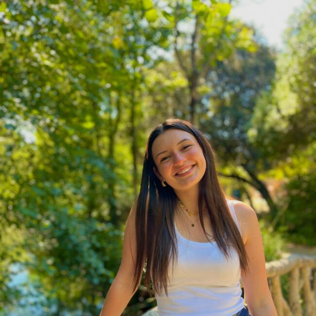 Babysitter in Saint-Étienne-de-Mer-Morte: Jade