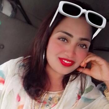 नई दिल्ली में बेबीसिटर: Hina