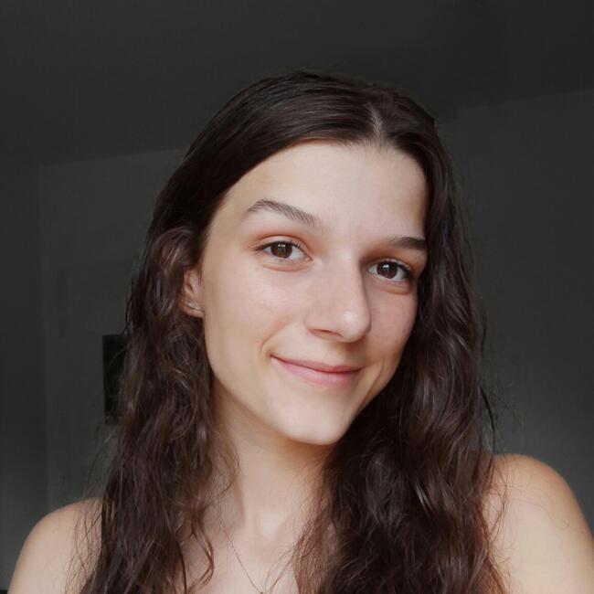 Babysitter in Saint-Victor-la-Coste: Adélie