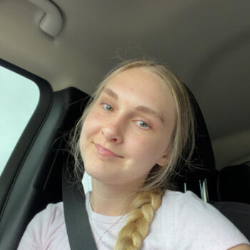 Babysitter in Jefferson City: Piper