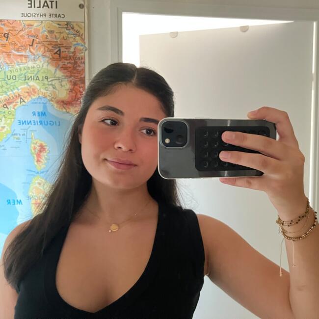 Babysitter in Marseille: Lily
