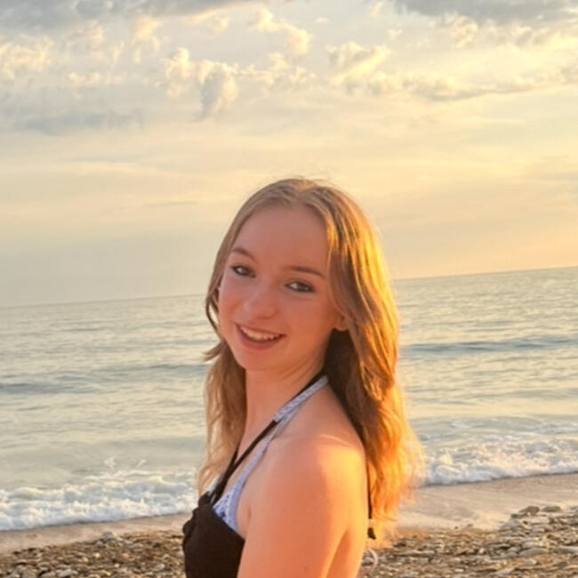 Babysitter in Chilleurs-aux-Bois: Amandine