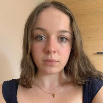 Babysitter in Saint-Victor-Malescours: Julia