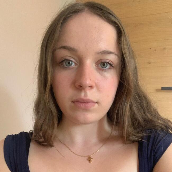 Babysitter in Saint-Victor-Malescours: Julia