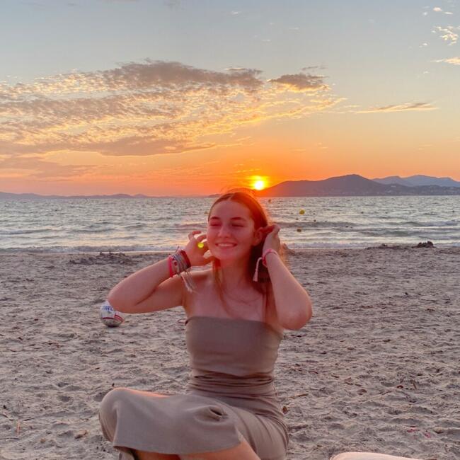 Babysitter in Hyères: Lola